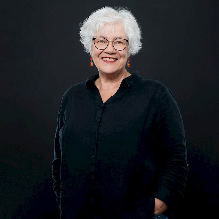 Portrait von Frieda Dilchert in ihrem Studio in Kassel